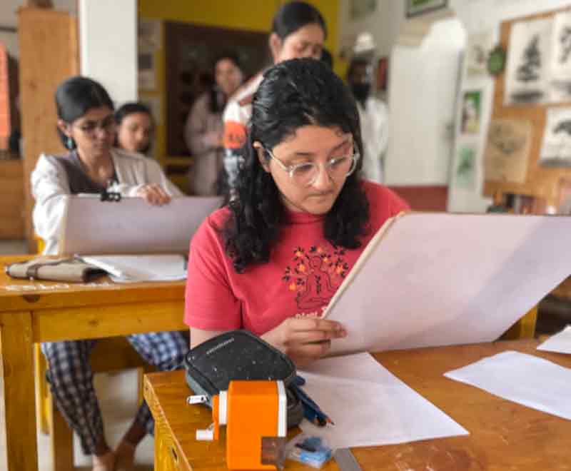 Students working in Classroom - Fine Arts Institute in Bangalore - Fine Arts Gurukul